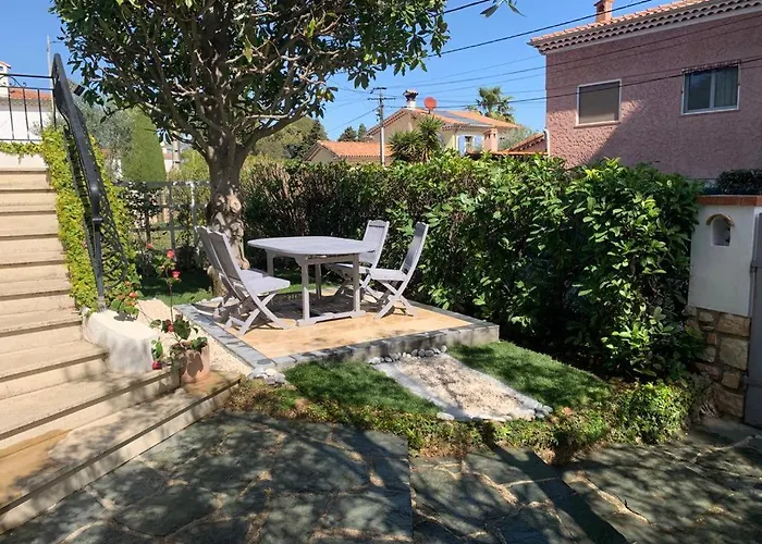 Cap D Antibes, Salis , 2 Bedrooms , Free Parking * Antibes