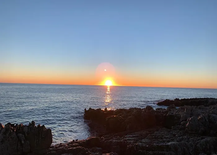 Cap D Antibes, Salis , 2 Bedrooms , Free Parking *